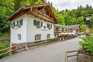 Foto Am Eingang zur Partnachklamm liegt dieses Anwesen, welches sein 2019 umfangreich renoviert wurde. Gem�tliche Gaststuben, ein gro�er Biergarten sowie 16 Einzelzimmer bieten Ihnen viele M�glichkeiten.