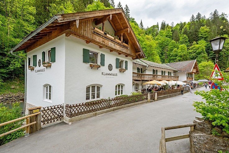 Foto Am Eingang zur Partnachklamm liegt dieses Anwesen, welches sein 2019 umfangreich renoviert wurde. Gem�tliche Gaststuben, ein gro�er Biergarten sowie 16 Einzelzimmer bieten Ihnen viele M�glichkeiten.