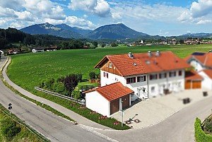 Ortsrandlage mit Bergblick