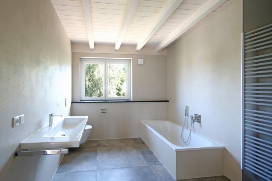 Bad mit Wanne und Fenster Dachgeschosswohnung Kempten