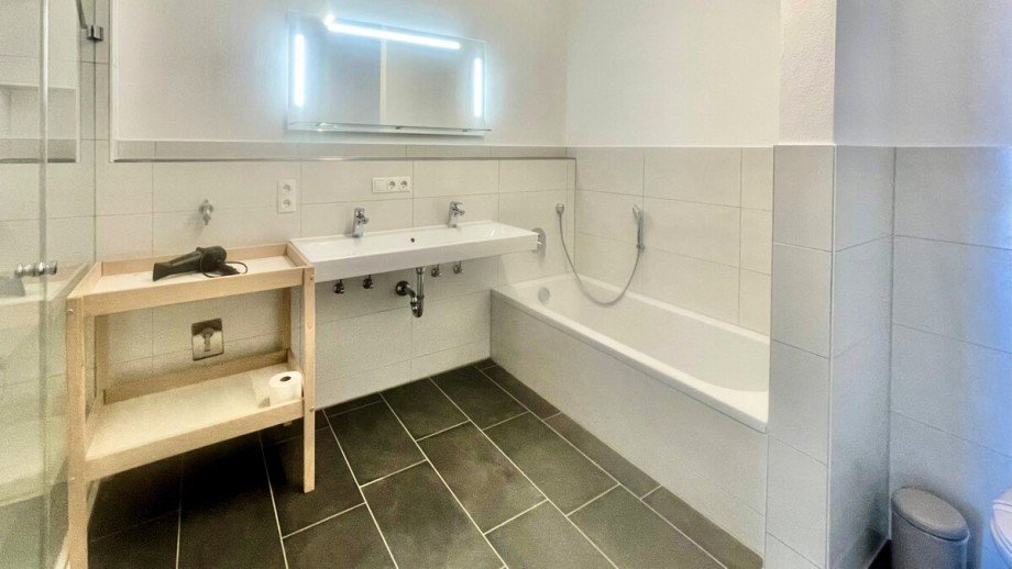 Hauptbad mit Dusche und Wanne Erdgeschosswohnung Kaufbeuren