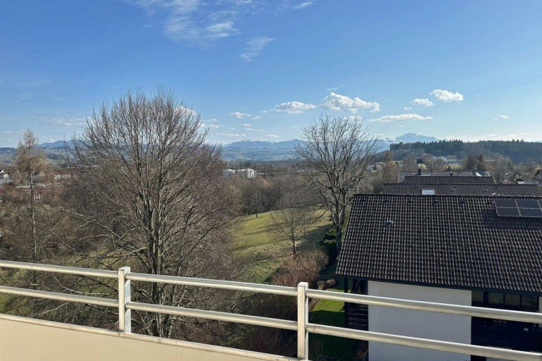 Ausblick vom S�d-Balkon Kempten Dachgeschosswohnung Premiumwohnen mit Aufzug, TG-Stellplatz und phantastischem Alpenpanorama