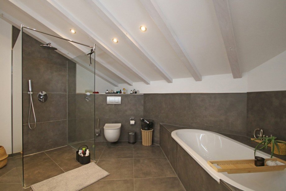 Elternbad mit Wanne und Dusche Einfamilienhaus Immenstadt im Allg�u