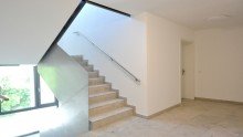 Treppenhaus KF: 4-Zimmer Neubau Erstbezug - barrierefrei - Modernes Wohnen in ruhiger Stadtlage zum Hammerpreis!