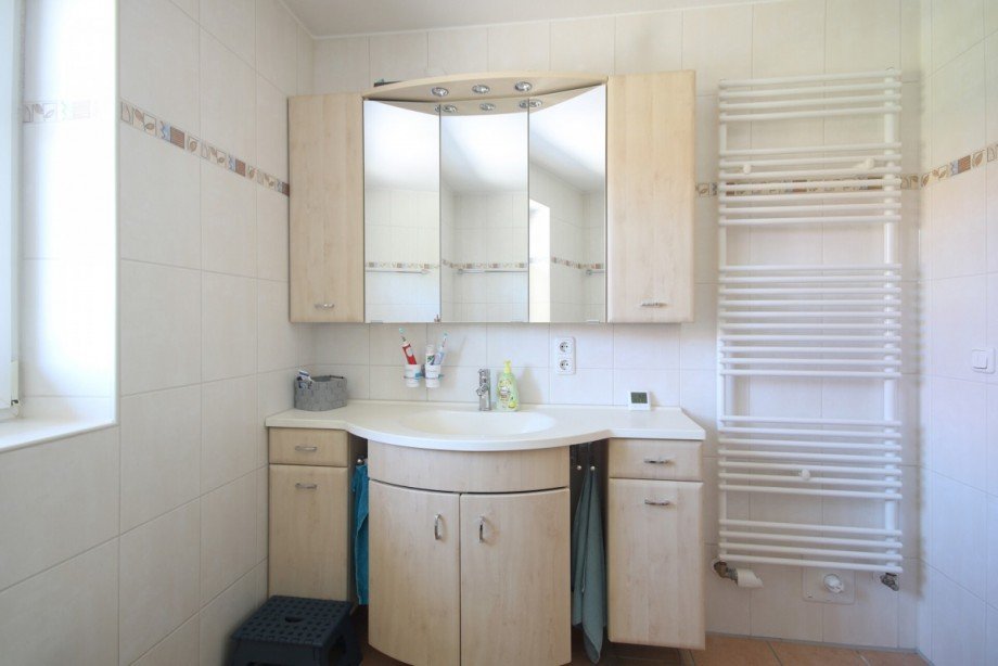 Waschtisch und Spiegelschrank Reiheneckhaus Rettenberg