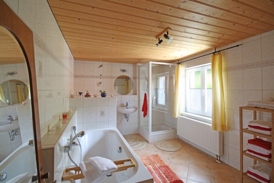 Bad mit Fenster Einfamilienhaus Blaichach / Gunzesrieder S�ge